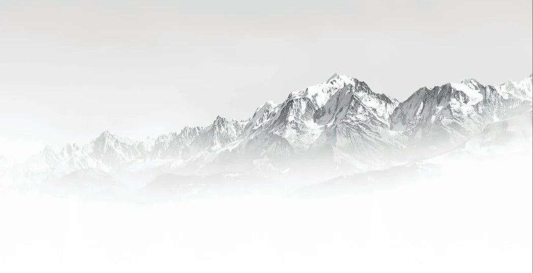 Papel pintado blanco y negro Mont Blanc en la niebla