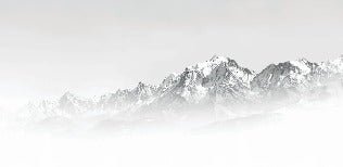 Il Monte Bianco nella nebbia carta da parati in bianco e nero