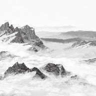 Carta da parati panoramica in bianco e nero sulle montagne