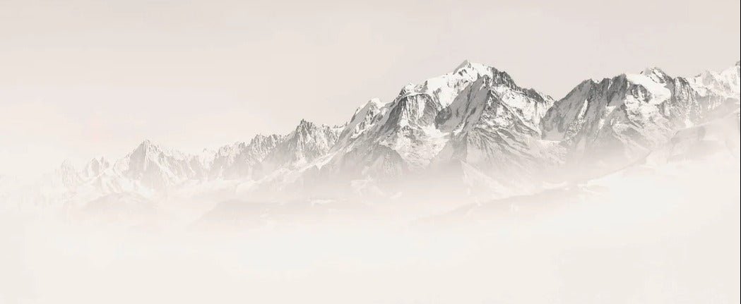 Il Monte Bianco nella nebbia seppia