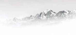 Papel pintado blanco y negro Mont Blanc en la niebla