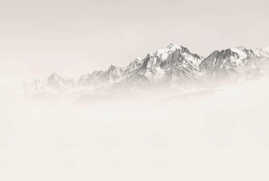 Il Monte Bianco nella nebbia seppia