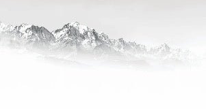 Papel pintado blanco y negro Mont Blanc en la niebla