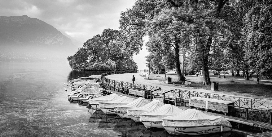 Papier peint panoramique contemplation lac d'Annecy - Muralconcept