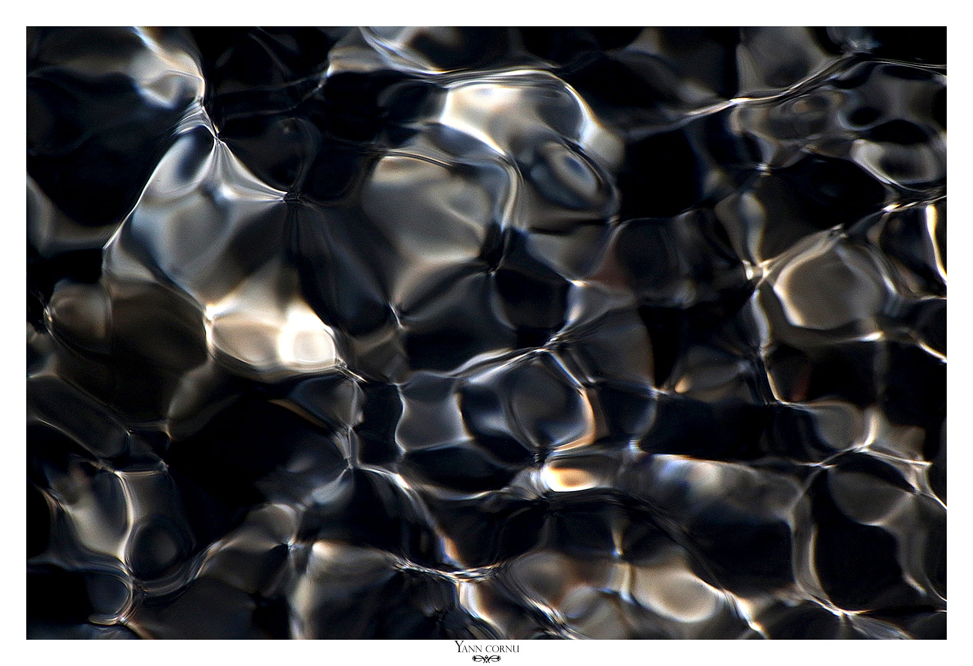 Mirror-effect wallpaper